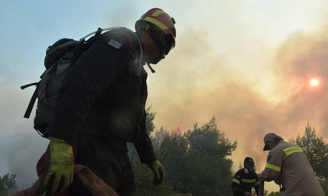 SOS από τον ανιπεριφερειάρχη Ανατολικής Αττικής: «Η φωτιά είναι ασύλληπτη, κατεβαίνει με τεράστια ταχύτητα προς Μαλακάσα»